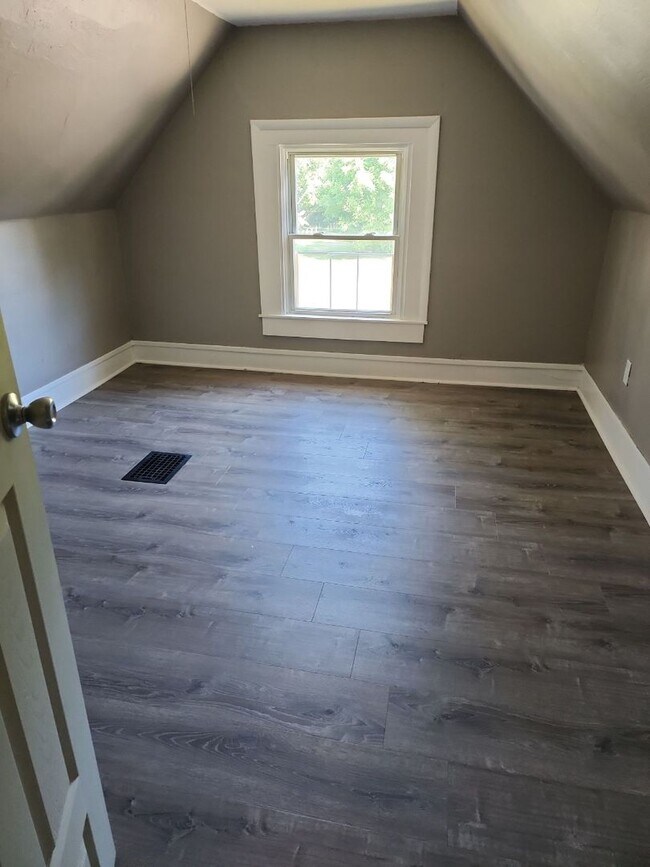 Building Photo - Two Bedroom Single Family Home!