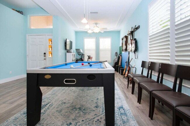 Building Photo - Luxurious 4-Bed Oasis with Outdoor Kitchen...