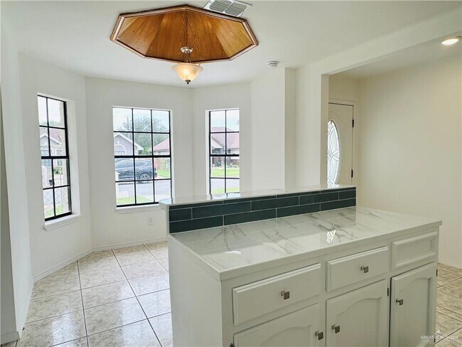 Building Photo - 12 Encino Dr