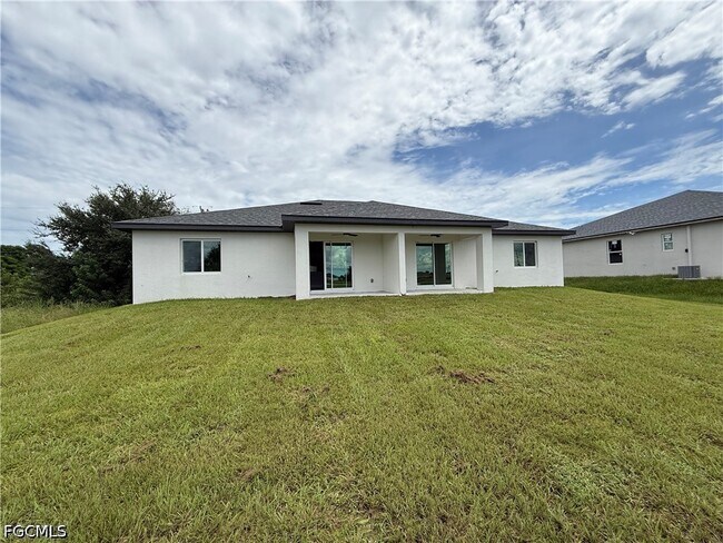 Building Photo - 362 Petite Ave