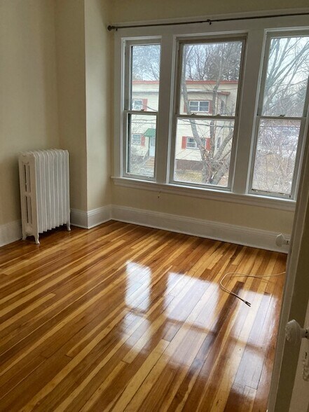 bed - 890 Lancaster St