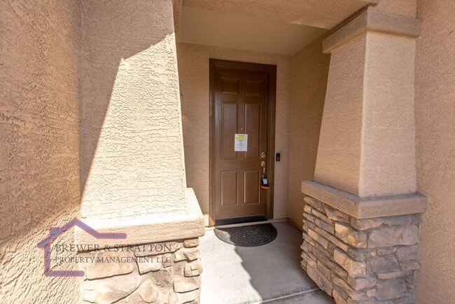 Building Photo - 391 S 163rd Dr - 4BR, 2BA - Sarival/Van Buren