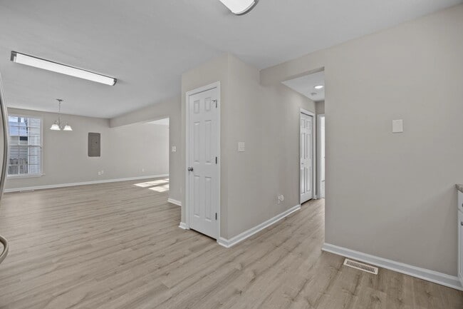 Building Photo - Portsmouth/5 bed 2 bath/Ready for quick move in!!