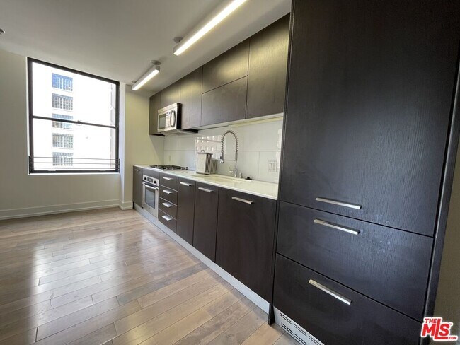 Building Photo - 727 W 7th St