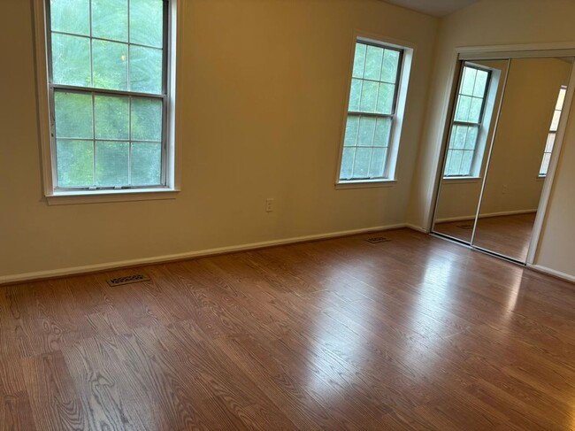 Building Photo - 113 Redwood Dr