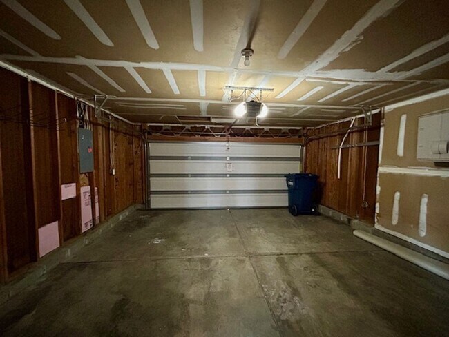 Building Photo - Wonderful 4 Bedroom 2.5 Bathroom Two Story Home in Lawrence!