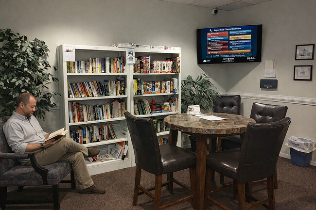 Building Photo - Diamond Valley Apartments