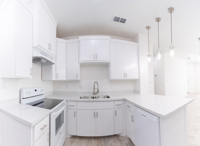 Building Photo - 2216 E Valley Cir