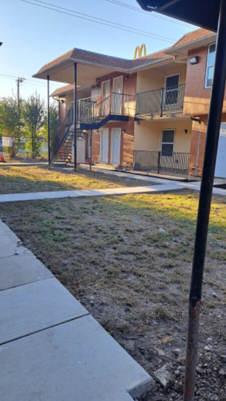 Building Photo - 3718 Pleasanton Rd