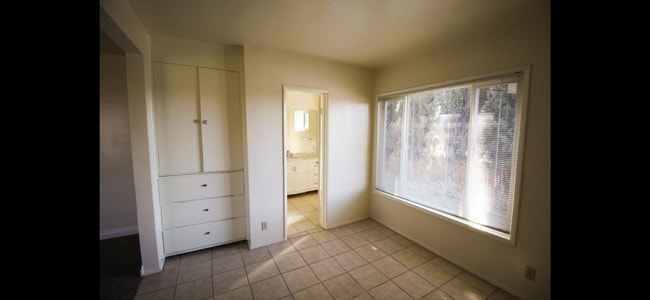 Building Photo - 9966 Glencrest Cir