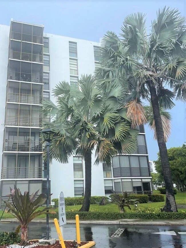 Building Photo - 20500 W Country Club Dr