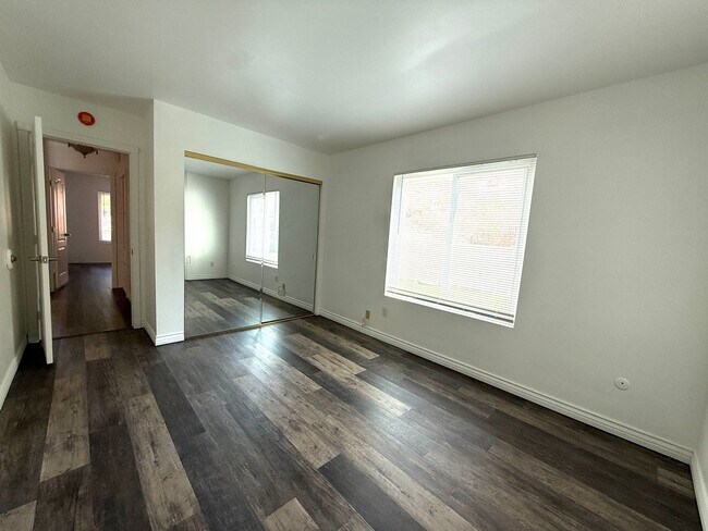 Building Photo - 4 Bedroom 2 Bathroom home available for re...