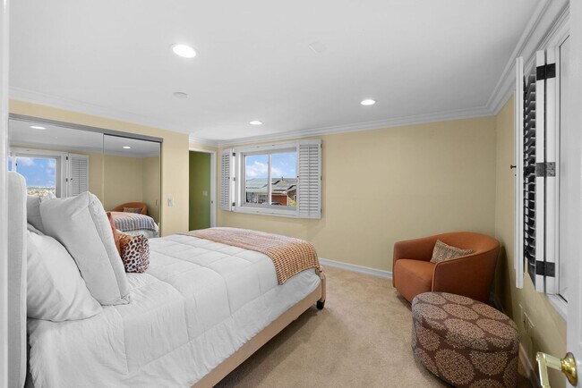 Building Photo - Custom Del Cerro Home with Views