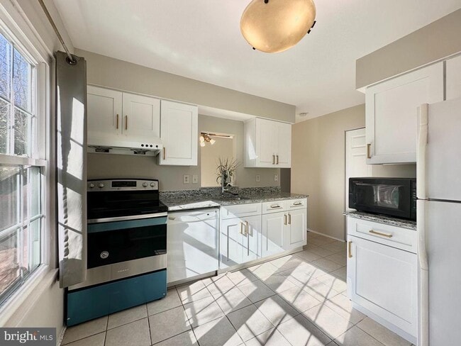 Building Photo - 402 Carousel Ct