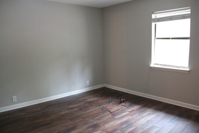 Building Photo - 1 Bed/ 1 Bath Condo! Harding / Southern Hills Area! Pets ok!