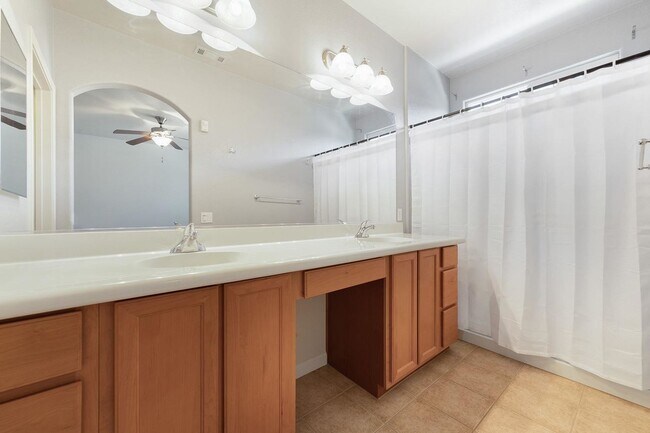 Building Photo - Spacious 3/3 Townhouse in North Clovis