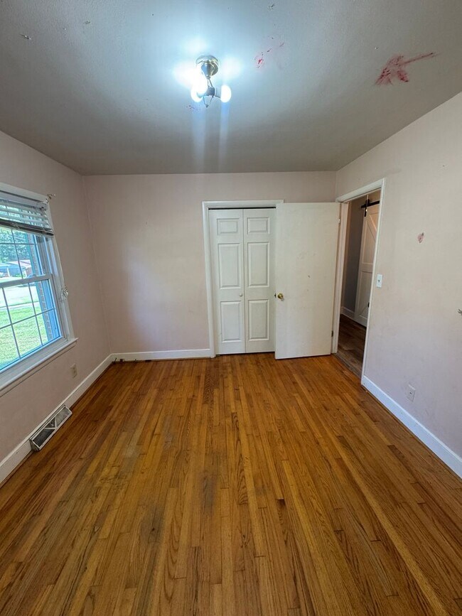 Building Photo - 104 Kenwood Dr