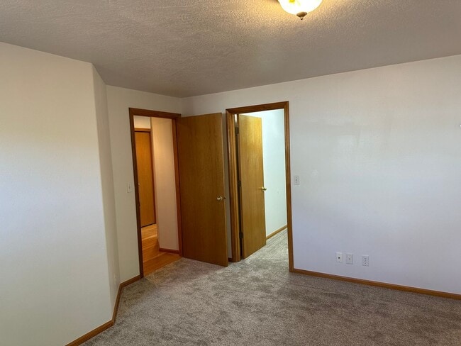 Building Photo - Beautifully updated 3 bedroom 2 bath house...