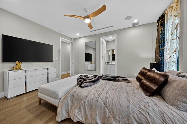 Building Photo - 1121 NE 17th Ave