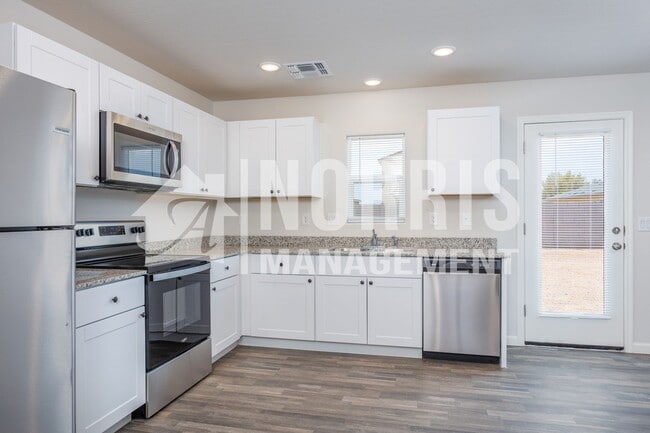 Building Photo - Large Home in Coolidge