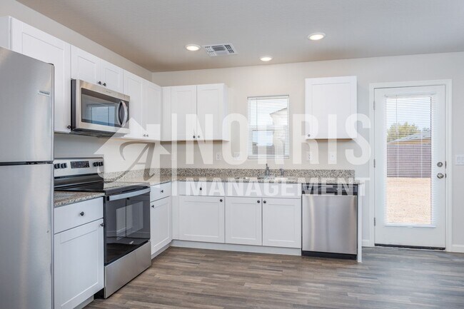 Building Photo - MOVE-IN SPECIAL: Large Home in Coolidge