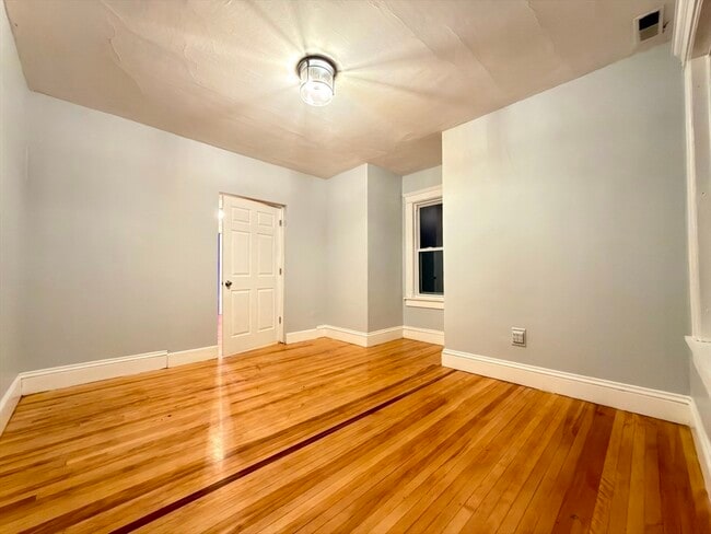 Building Photo - 90 Vernon St