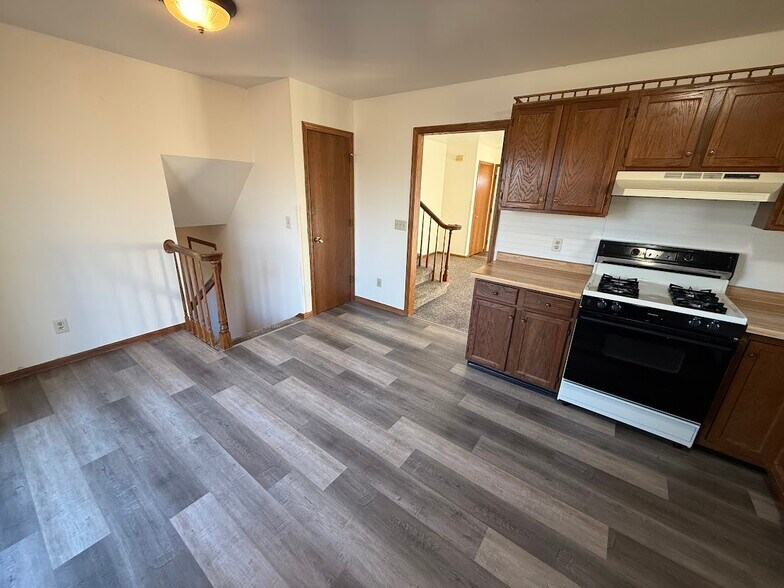 Building Photo - 1102 Smedal Dr