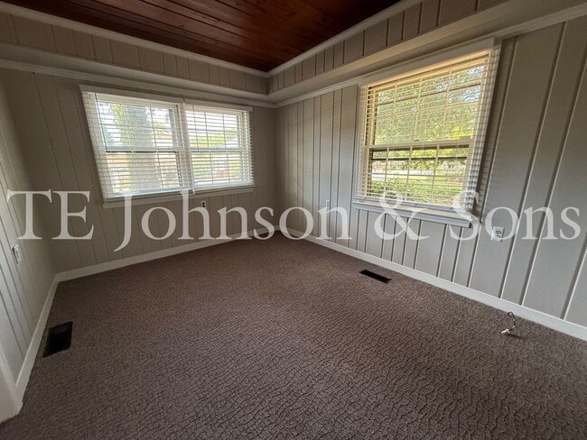 Building Photo - 817 S Hawthorne Rd