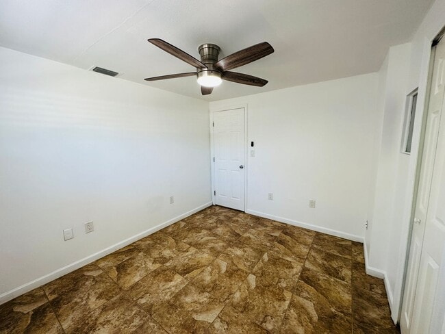 Building Photo - 3/2.5/1 Freshly Updated Pinellas Park Home