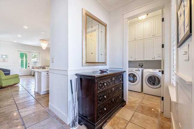 Building Photo - 2442 Bungalo Ln