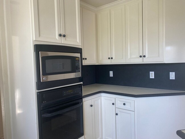 Building Photo - Beautiful Lakefront Home in the Vineyard! 55+ community