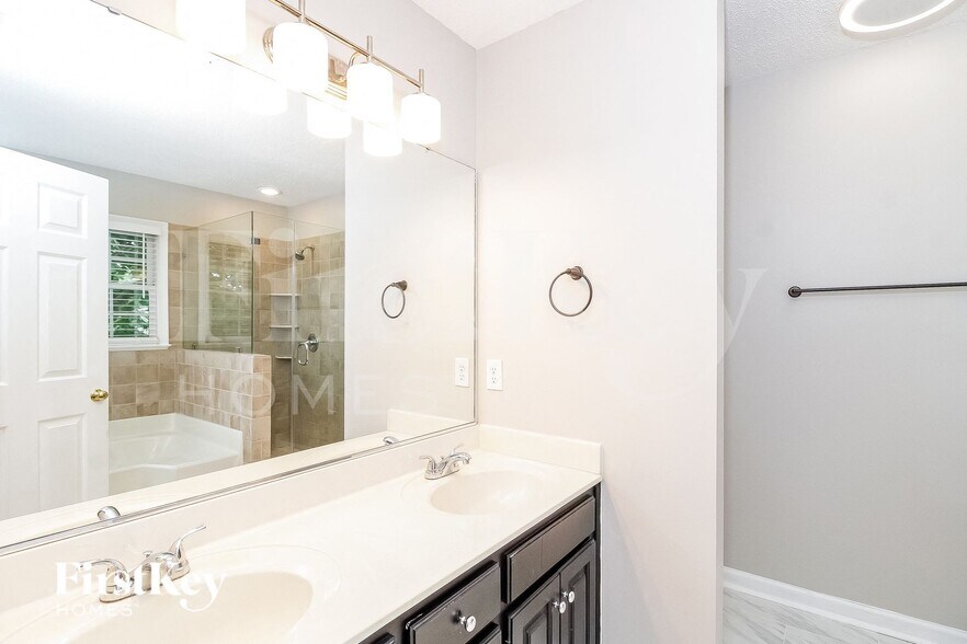 Building Photo - 9 Park Village Ct