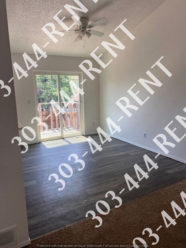 Building Photo - Large 3 Bedroom 2 Bathroom located in Gree...