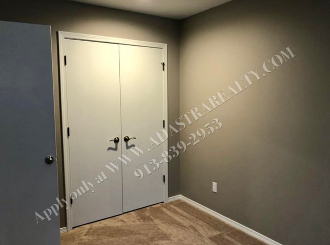 Building Photo - Beautiful 3 Bedroom Duplex in Olathe-Available NOW!!