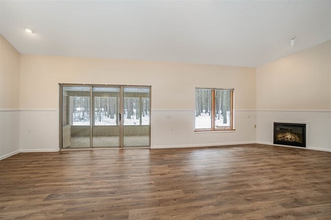 Building Photo - 3301 Thornbrook Ct