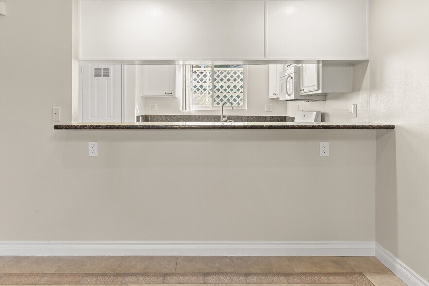 Building Photo - 321 W Dryden St