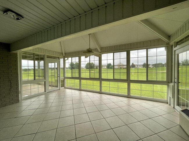 Building Photo - 200 S Houston Springs