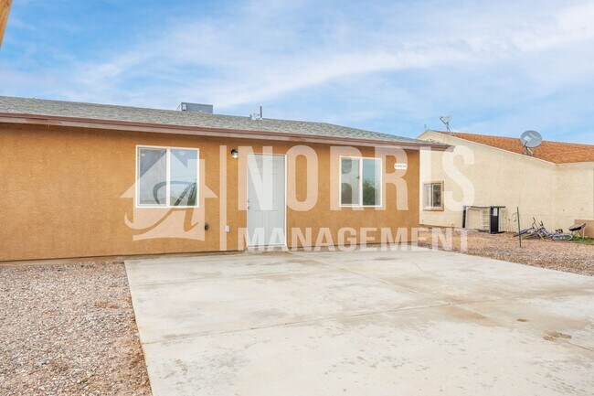 Building Photo - 4020 N Montezuma Dr