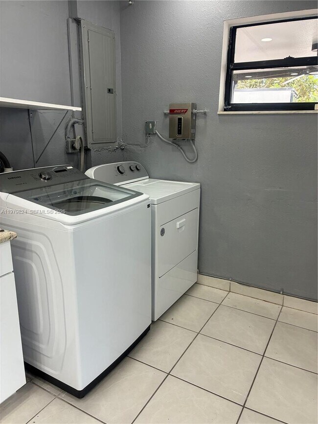 Building Photo - 17201 SW 117th Ct