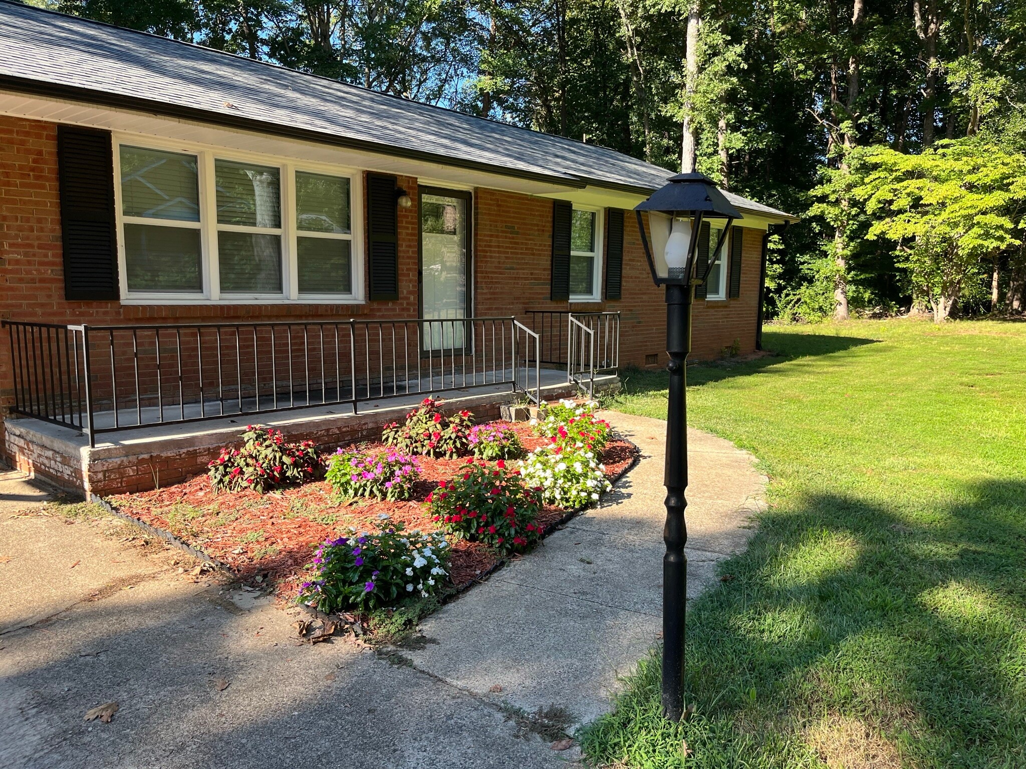 Nice yard with place to plant your flowers! - 510 Short St
