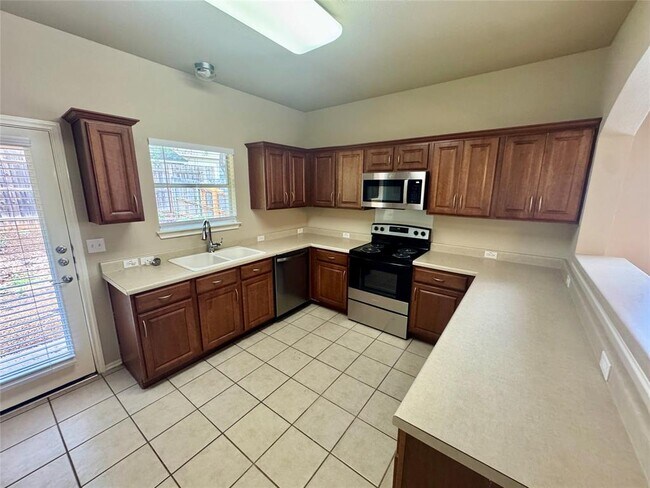 Building Photo - 2110 Charlotte Estates Dr