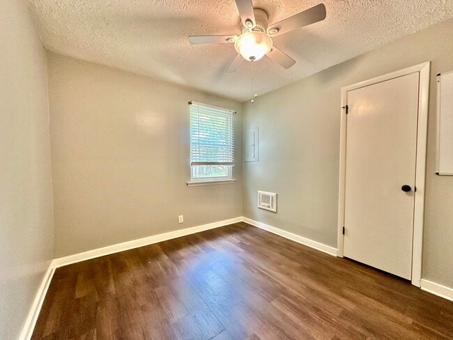 Building Photo - Cozy 2 bedroom Duplex!