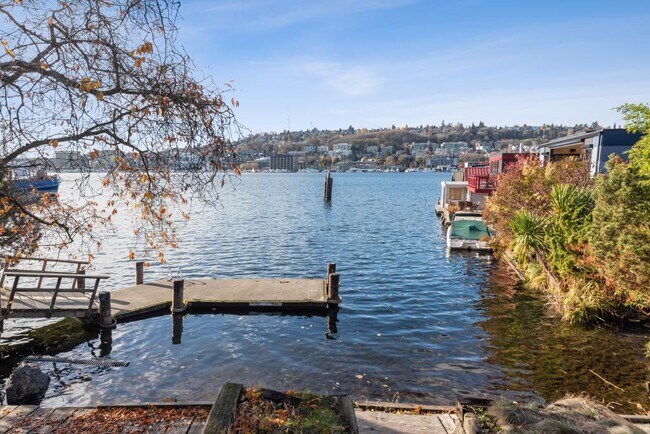 Building Photo - Eastlake Contemporary Townhome - 2 bedrooms