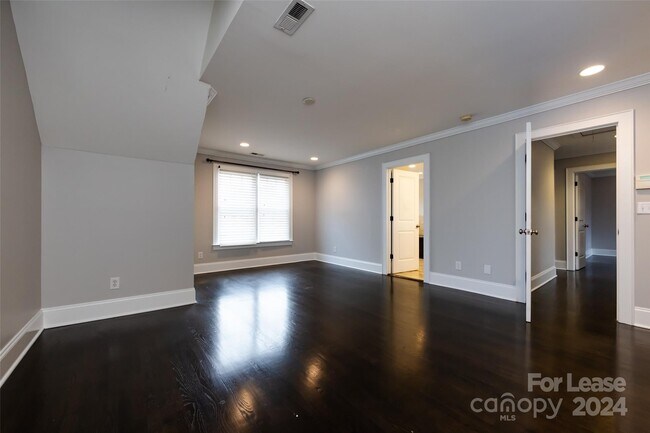 Building Photo - 521 Grandin Rd