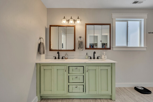 Building Photo - 6790 Greenfield Ln