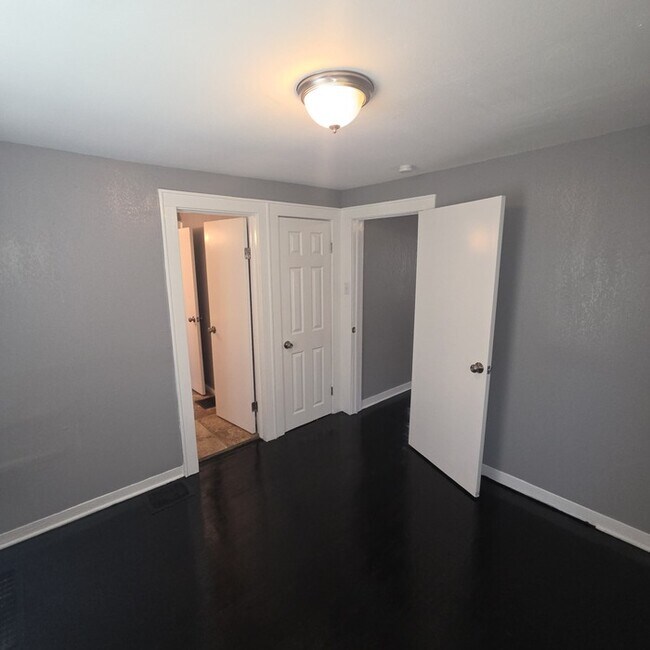 Building Photo - Cozy 3 bedrooms and 1 full bath home located on S Willow Ave in Independence, MO