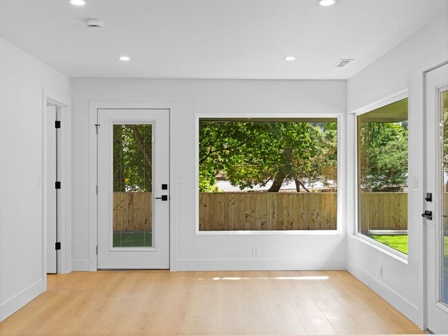 Building Photo - Light-Filled, Fully Remodeled 2?Bed / 1?Ba...