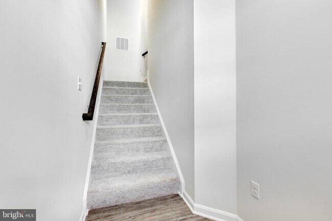 Building Photo - 3117 Laurel Hl Rd