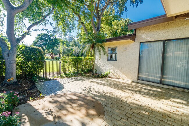 Building Photo - 8197 Royal Palm Ct