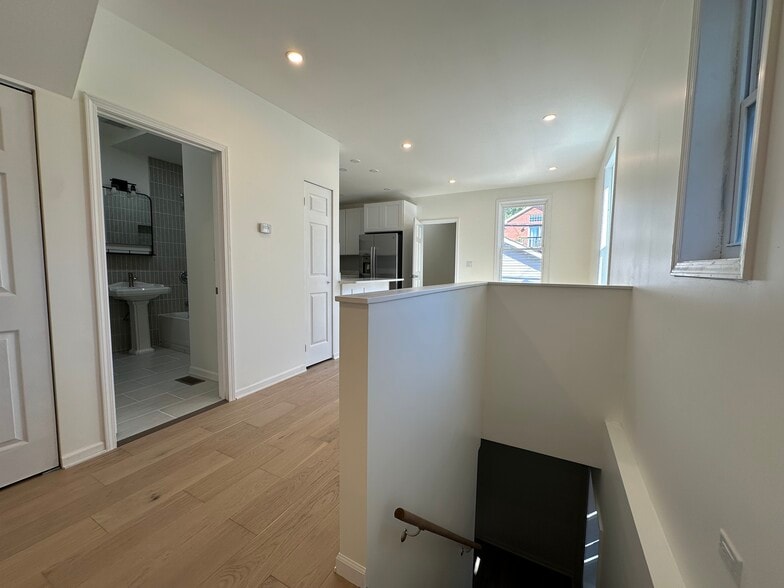 Building Photo - 2037 N Damen Ave